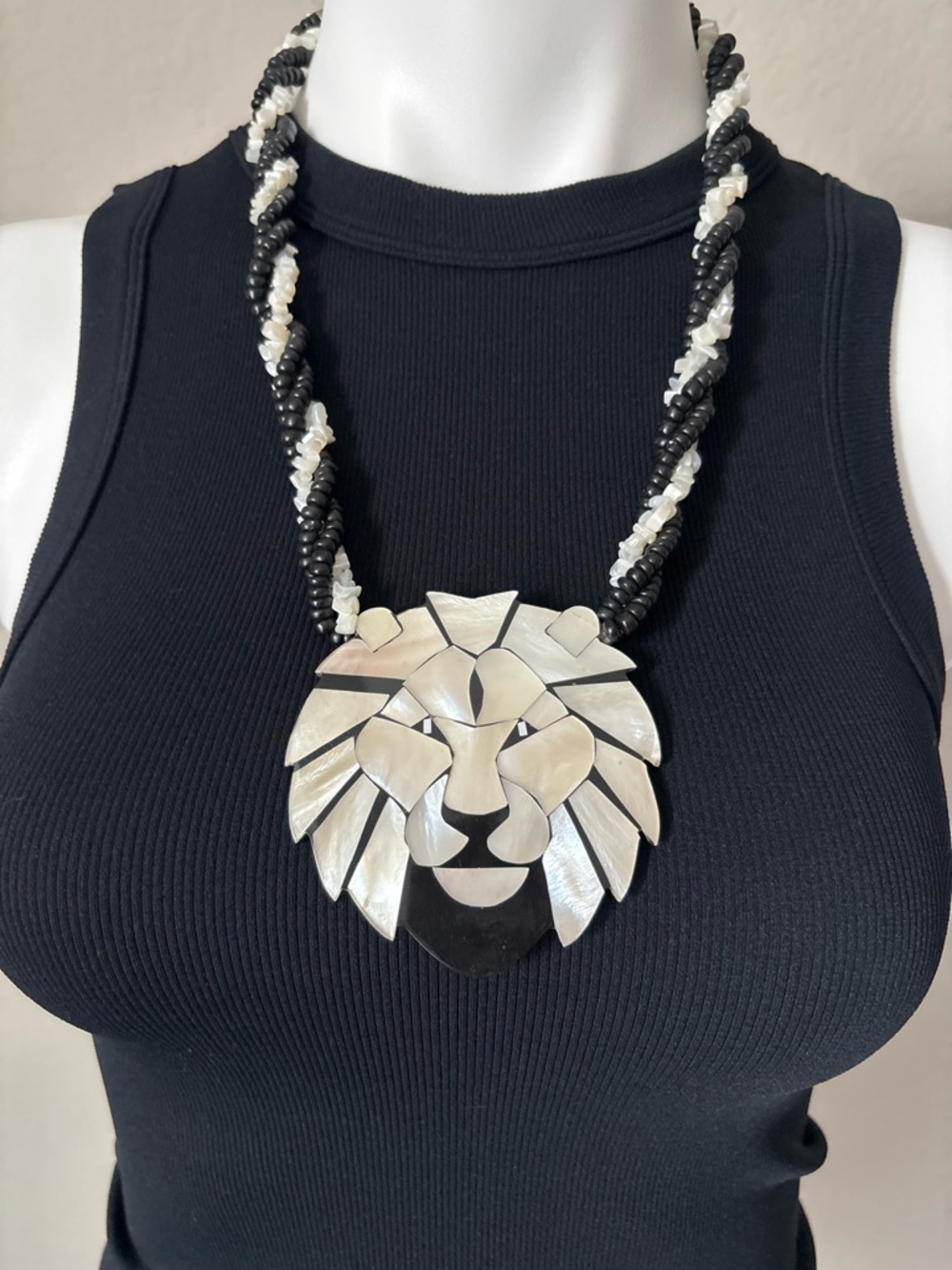 Vintage Lee Sands Style (unsigned) Mother of Pearl Black White Beaded Necklace